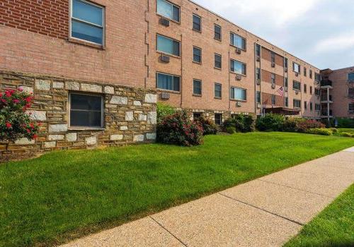 Exterior view of residential buildings at 洛伍德庄园 apartments for rent in Philadelphia, PA