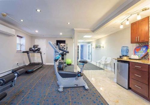 Fitness center with exercise equipment at Rosedale法院 apartments for rent in Abington, PA