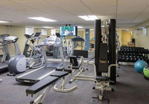 Fitness center with exercise equipment at 塞奇威克花园 apartments for rent in 费城, PA